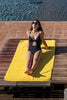 Bee Waffle Strandtuch mit Frau am Pool