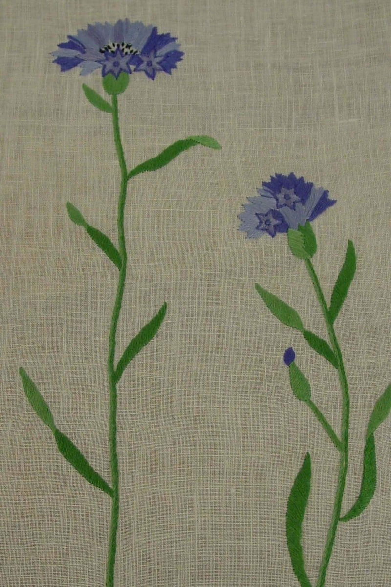 Tischläufer aus elfenbeinfarbenem Leinenbatist mit farbig gestickten Kornblumen und Hohlsaum
