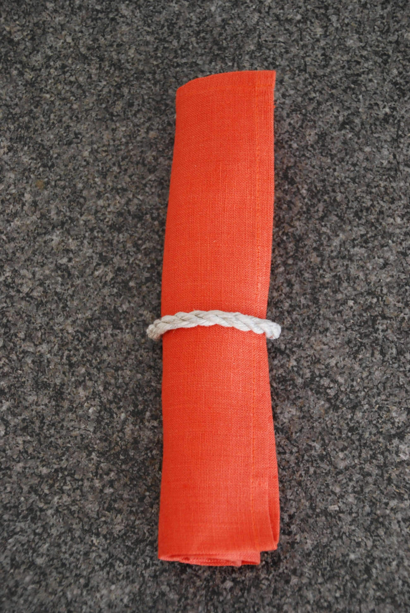 Serviette aus Leinen mit Maschinensaum in orange