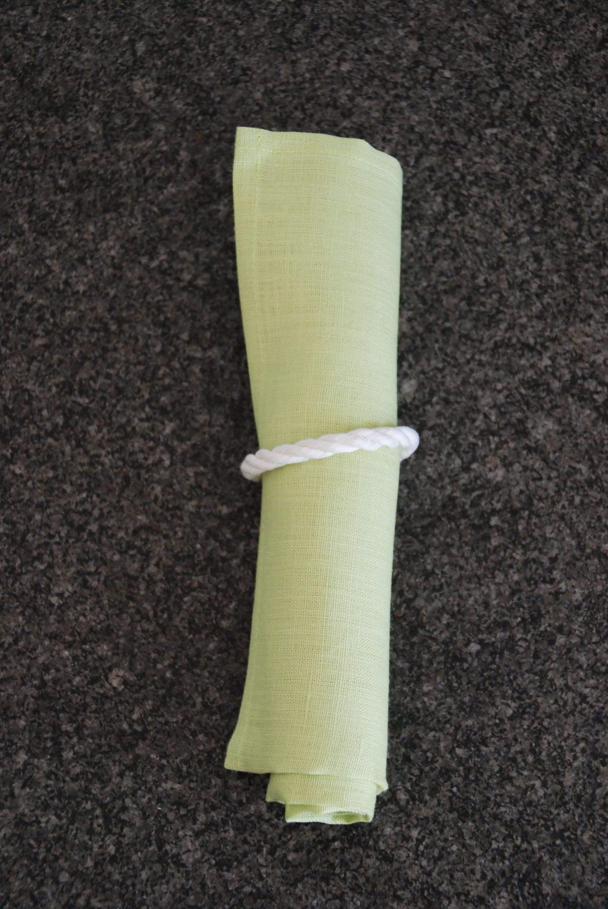 Serviette aus Leinen mit Maschinensaum in pistazie