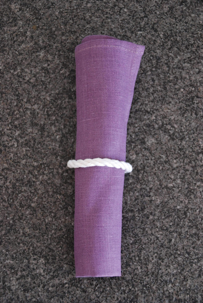 Serviette aus Leinen mit Maschinensaum in lila