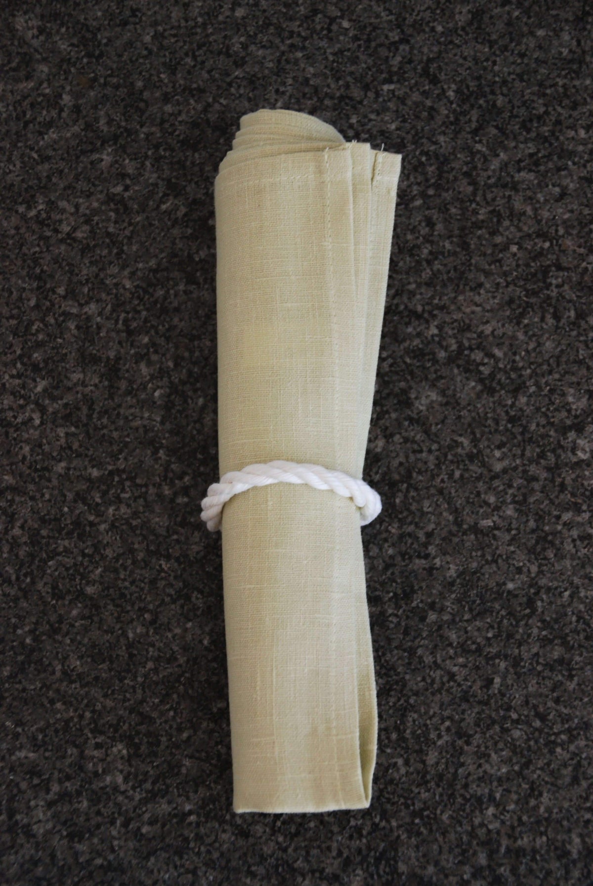 Serviette aus Leinen mit Maschinensaum in limette