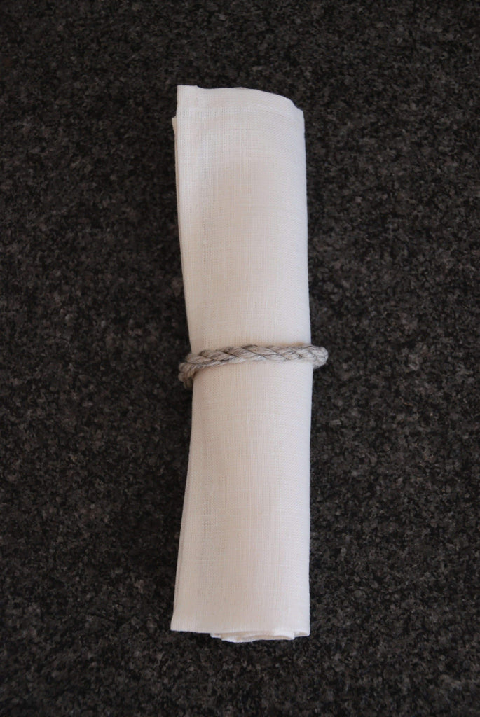 Serviette aus Leinen mit Maschinensaum in elfenbein