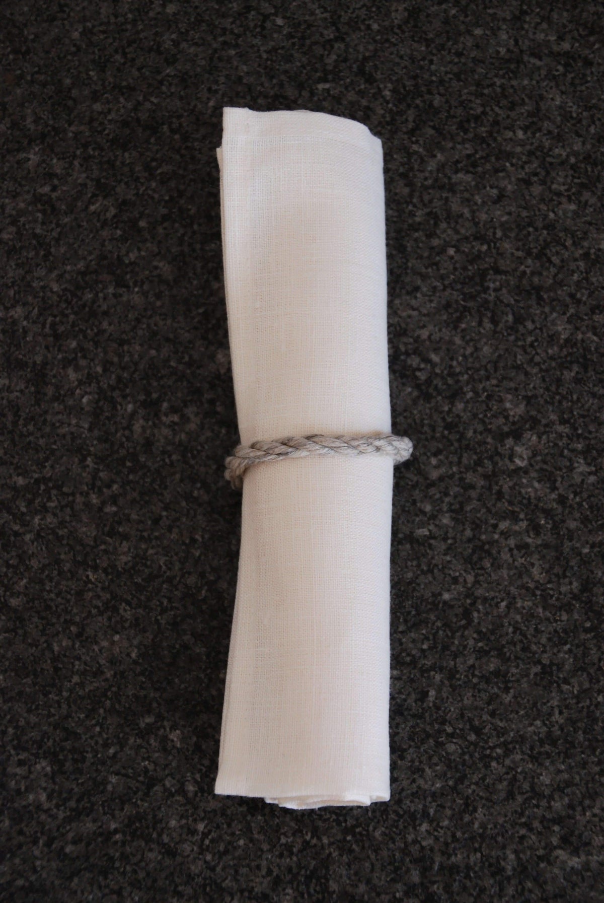 Serviette aus Leinen mit Maschinensaum in elfenbein