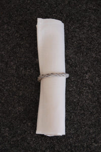 Serviette aus Leinen mit Maschinensaum in elfenbein