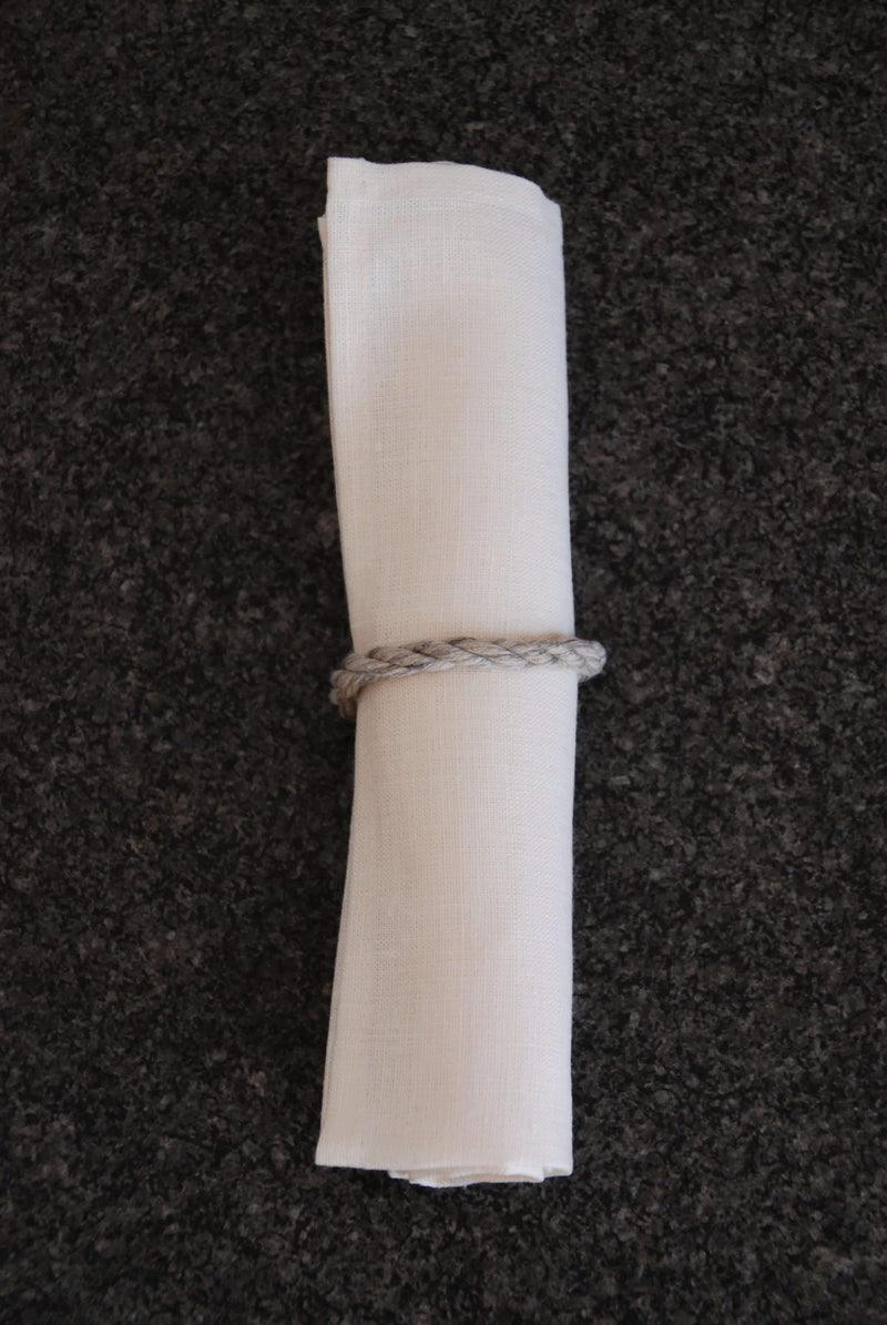 Serviette aus Leinen mit Maschinensaum in elfenbein