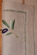 Serviette aus Leinen mit handgsticktem Olivenzweig und Hohlsaum