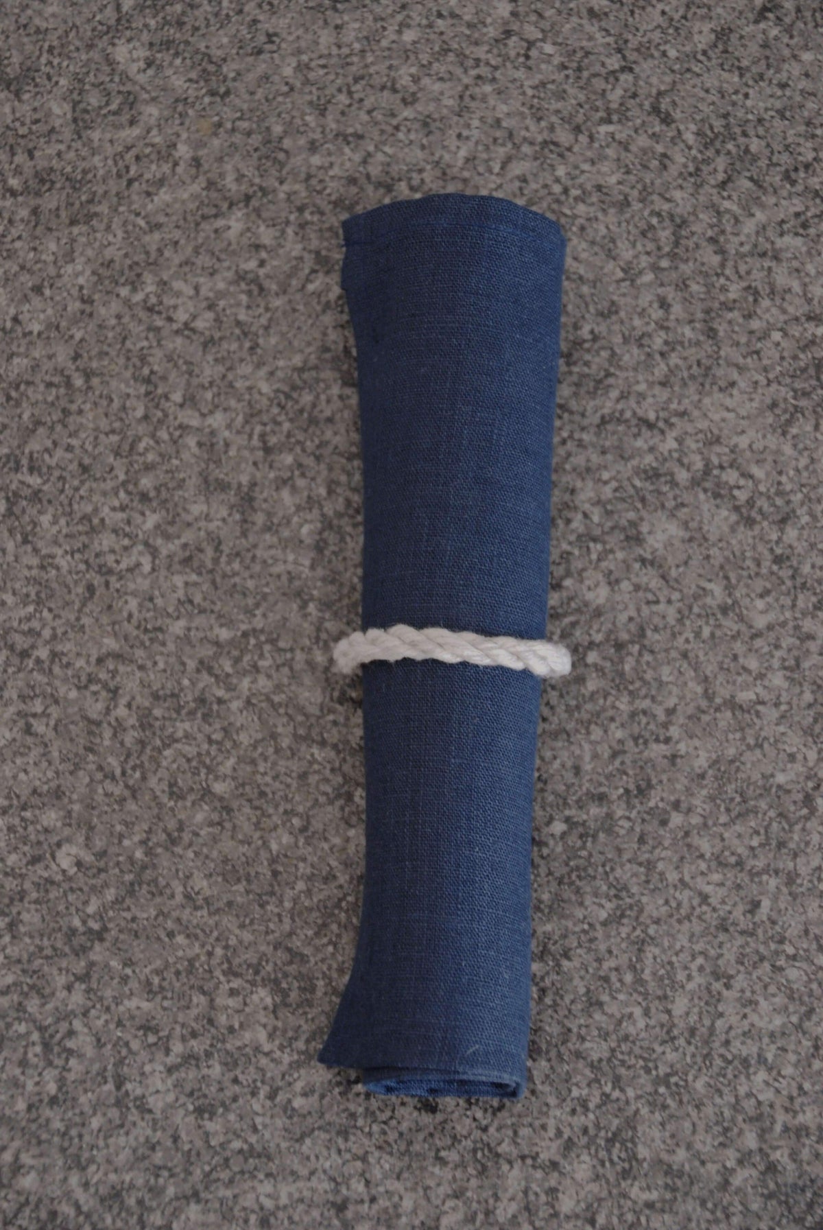 Serviette aus Leinen mit Maschinensaum in dunkelblau