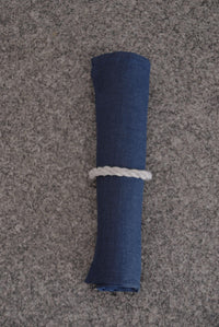 Serviette aus Leinen mit Maschinensaum in dunkelblau