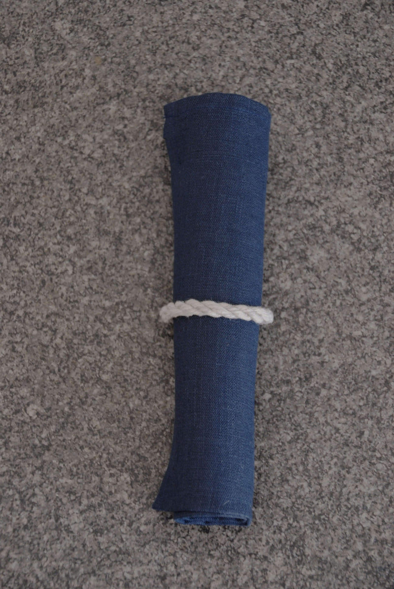 Serviette aus Leinen mit Maschinensaum in dunkelblau