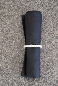 Serviette aus Leinen mit Maschinensaum in schwarz