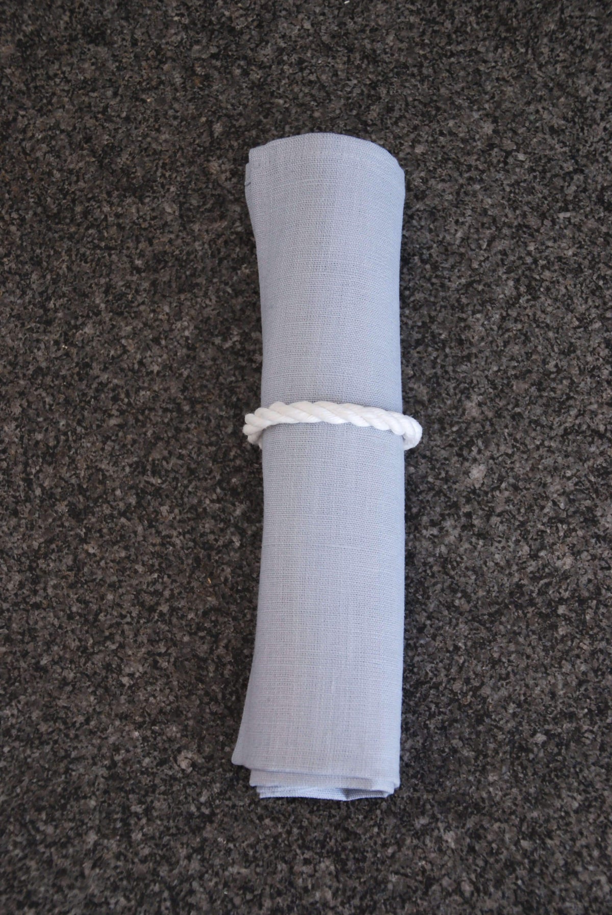 Serviette aus Leinen mit Maschinensaum in hellgrau