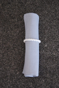 Serviette aus Leinen mit Maschinensaum in hellgrau
