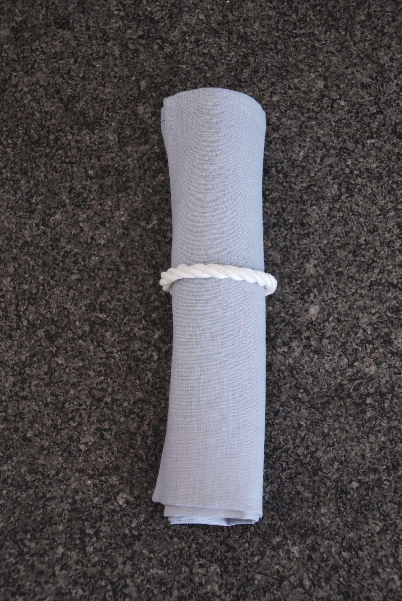 Serviette aus Leinen mit Maschinensaum in hellgrau