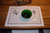 Tischset aus naturfarbenem Leinen mit farbigen gestickten Oliven und Hohlsaum