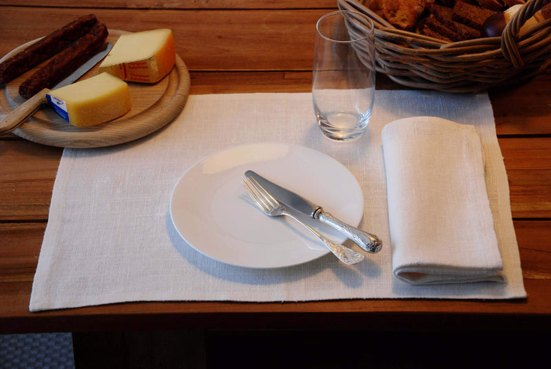 Tischset Oslo aus weißem Leinen mit Maschinensaum