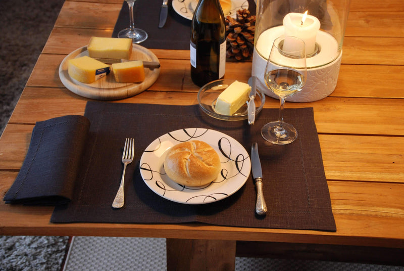 dunkelgraue Leinenserviette mit Hohlsaum 