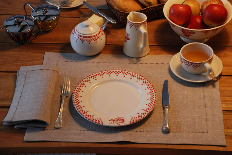 Serviette in Naturfarbe des Leinens mit Hohlsaum