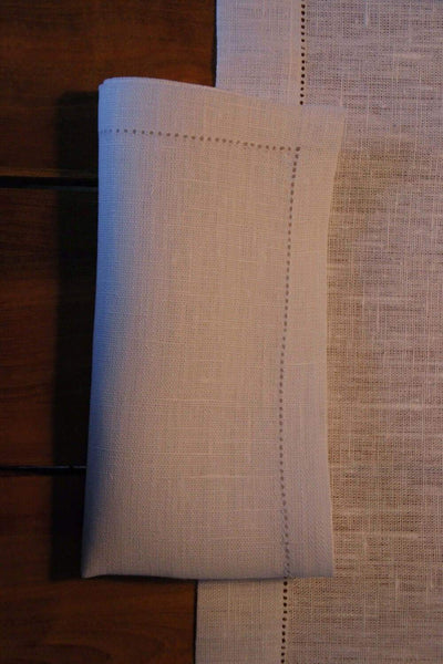 Dinnerserviette, eine besonders große Serviette, aus reinem Leinen mit Hohlsaumm