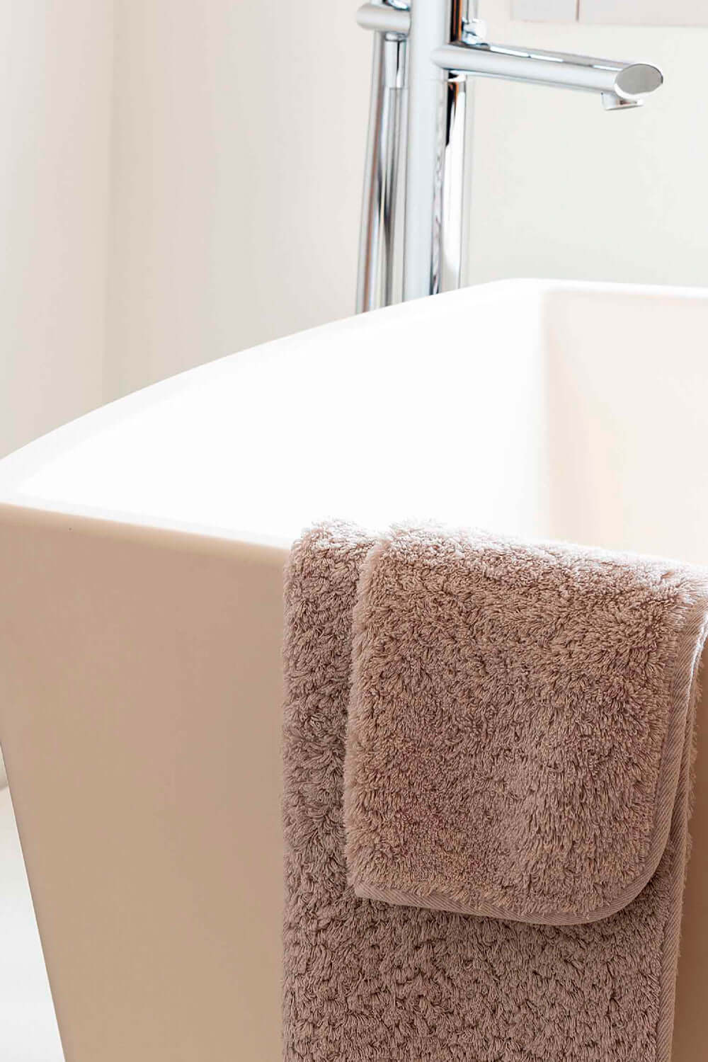 Gästetuch 30cmx50cm Egoist Range von Graccioza Lifestyle Bild mit Badewanne
