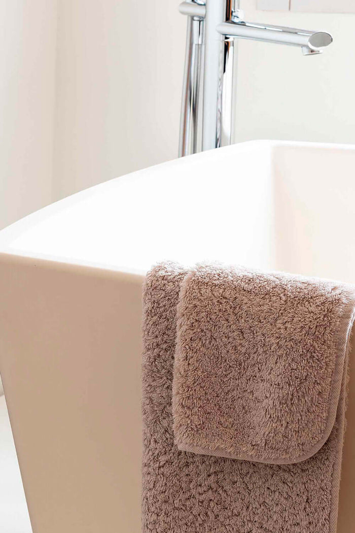 Gästetuch 30cmx50cm Egoist Range von Graccioza Lifestyle Bild mit Badewanne