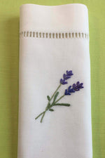 handgestickte Lavendel Zweige auf einer weißen Serviette aus Halbleinen mit Hohlsaum