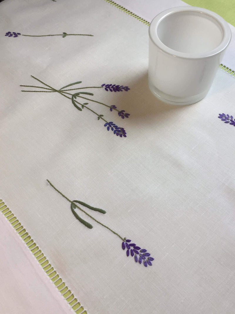 Tischläufer aus Halbleinen mit Lavendelzweigen und Hohlsaum in Handstickerei