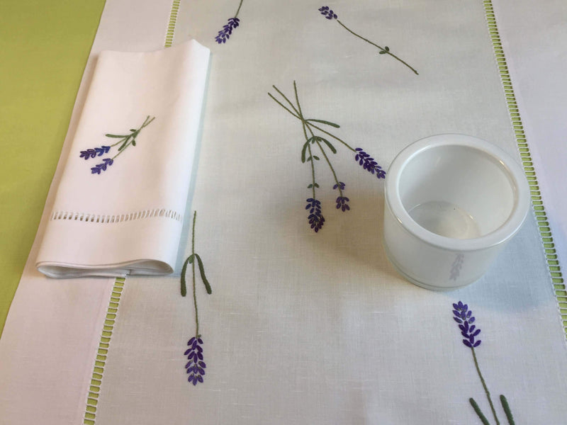 handbestickte Servietten aus Halbleinen mit Lavendelzweigen und einem Abschluss in Hohlsaum Stickerei
