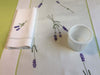 handbestickte Servietten aus Halbleinen mit Lavendelzweigen und einem Abschluss in Hohlsaum Stickerei