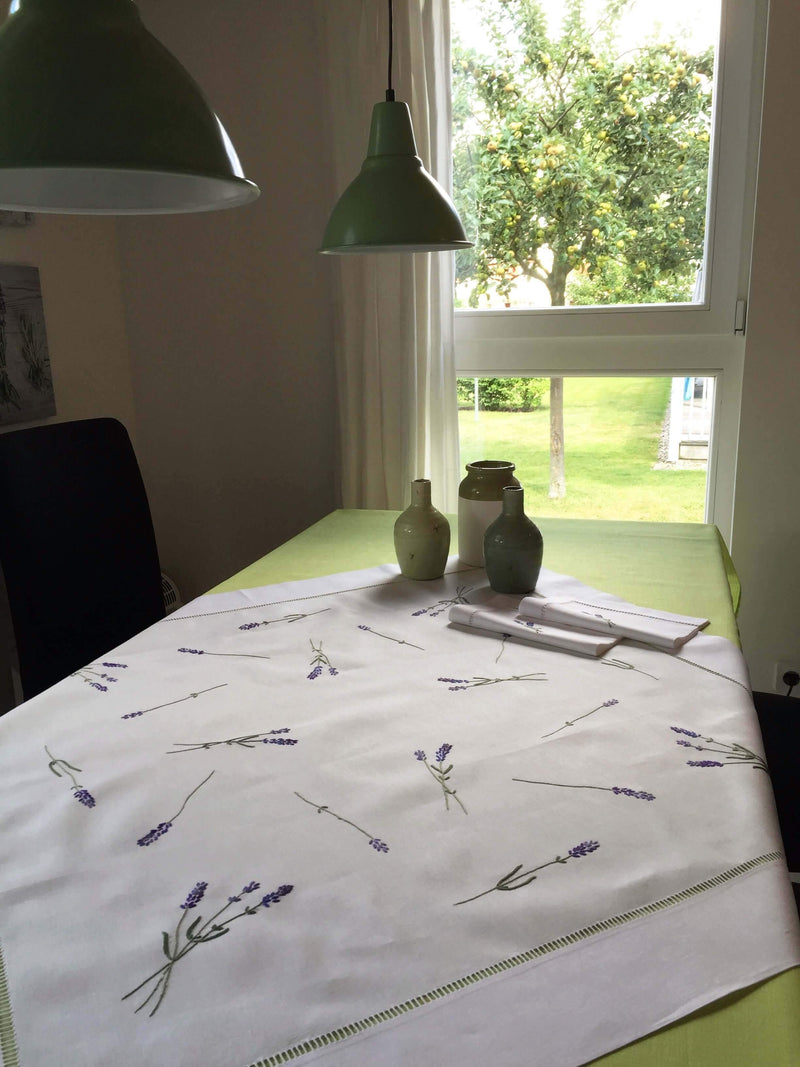 Tischdecke aus weißem Halbleinen und Hohlsaum mit farbig gestickten Lavendelblüten 
