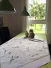 Tischdecke aus weißem Halbleinen und Hohlsaum mit farbig gestickten Lavendelblüten  - Beste Online-Lavendel-Tischdecke auf Deutsch.