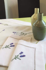 weiße Servietten aus Halbleinen handbestickt mit Lavendelzweigen und Hohlsaum Abschluss