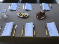 Elegante Tischdecken Leinen Kampen 140x250cm mit Besteck und Arrangements für eine stilvolle Tafel.