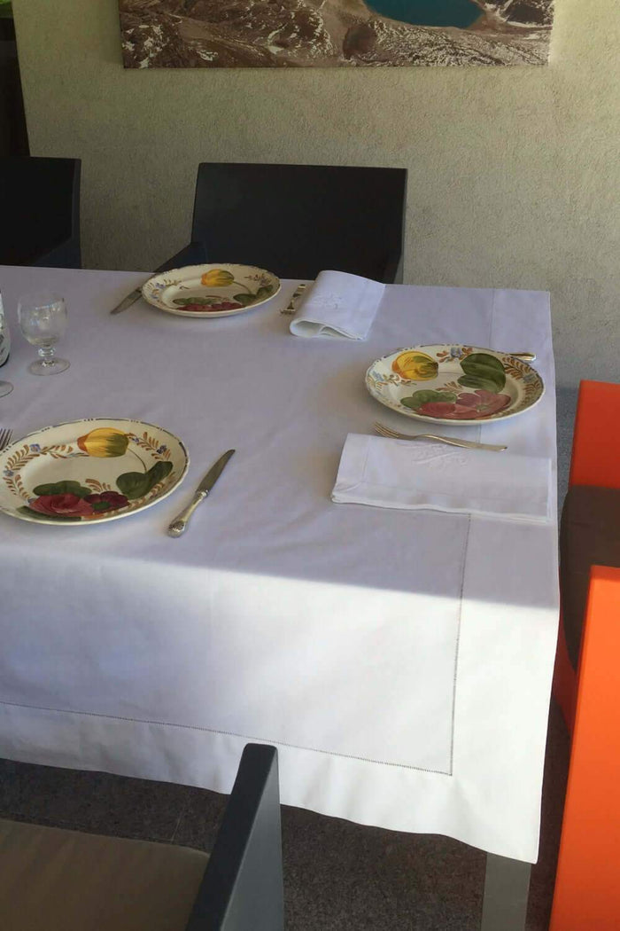 Tischdecke aus weißer feingewebter Baumwolle mit breitem Saum und handgesticktem Hohlsaumabschluss mit sehr gutem Preis-Leistungsverhältnis