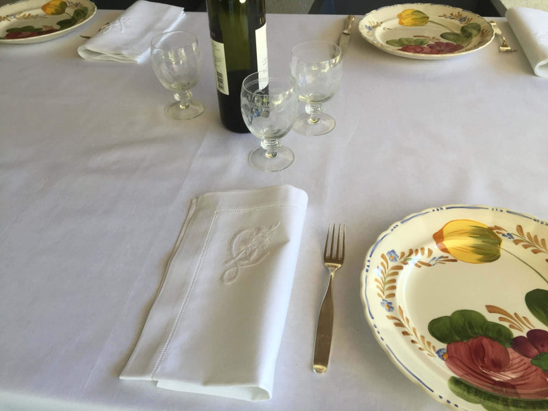 Tischdecke aus weißer feingewebter dichter Baumwolle mit breitem Saum und handgesticktem Hohlsaumabschluss 
