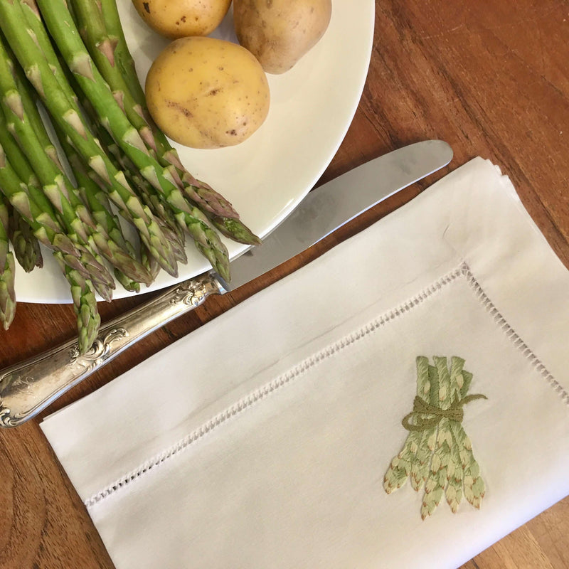 Weiße Stoffservietten mit Spargel bestickt und 4cm Bordüre mit Handhohlsaum.