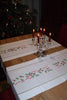 Weihnachtstischläufer aus Halbleinen mit handgestickten Ilex Motiven und Hohlsaum