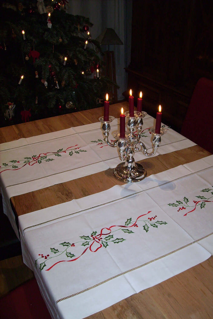 Weihnachtstischläufer aus Halbleinen mit handgestickten Ilex Motiven und Hohlsaum
