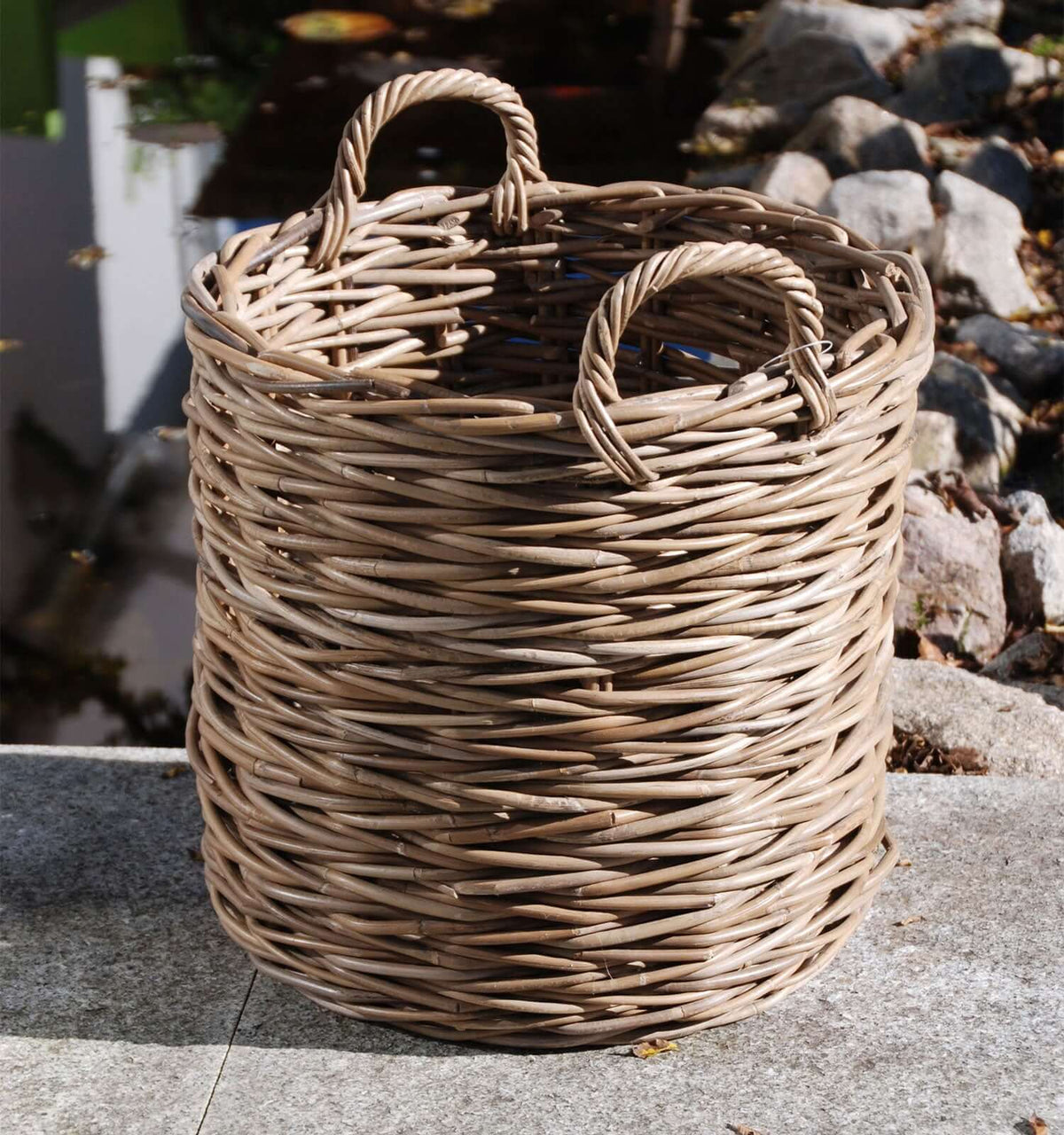 runder Korb aus Rattan in schöner feingliedriger Flechtart. Kaminholzkörbe Lech Rattan grau, Brennholzkörbe in meiner Nähe, Brennholzkörbe zu verkaufen, Brennholzkörbe, Schwerlast-Holzkorb