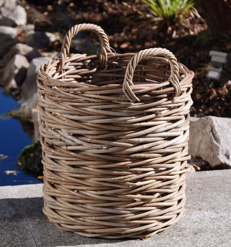 feingliedrig geflochtener Korb aus Rattan für Pflanzen und Kaminholz. Kaminholzkörbe Lech Rattan grau, Brennholzkörbe in meiner Nähe, Brennholzkörbe zu verkaufen, Brennholzkörbe, Schwerlast-Holzkorb.