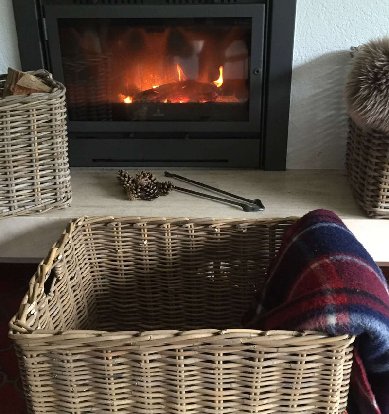 rechteckiger Korb aus Rattan mit praktischen Griffaussparungen. Kaminholzkörbe Lech Rattan grau, Brennholzkörbe in meiner Nähe, Brennholzkörbe zu verkaufen, Brennholzkörbe, Schwerlast-Holzkorb.