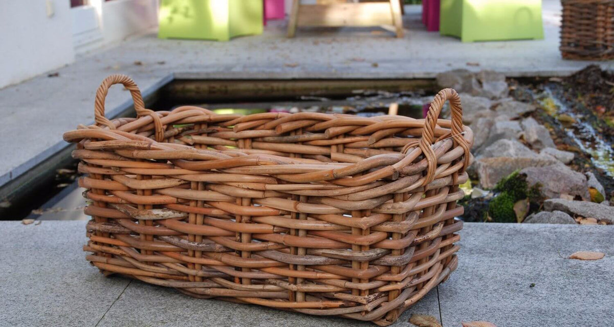 Jumbo Rattan Korb in Rechteckform mit Henkeln zur platzsparenden Aufbewahrung von Kaminholz . Kaminholzkörbe Lech Rattan grau, Brennholzkörbe in meiner Nähe, Brennholzkörbe zu verkaufen, Brennholzkörbe, Schwerlast-Holzkorb.