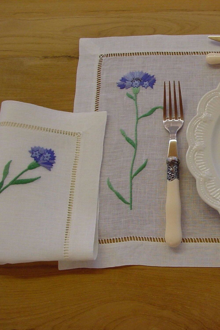 Serviette aus Leinen Batist mit handgesticktem Kornblumenmotiv