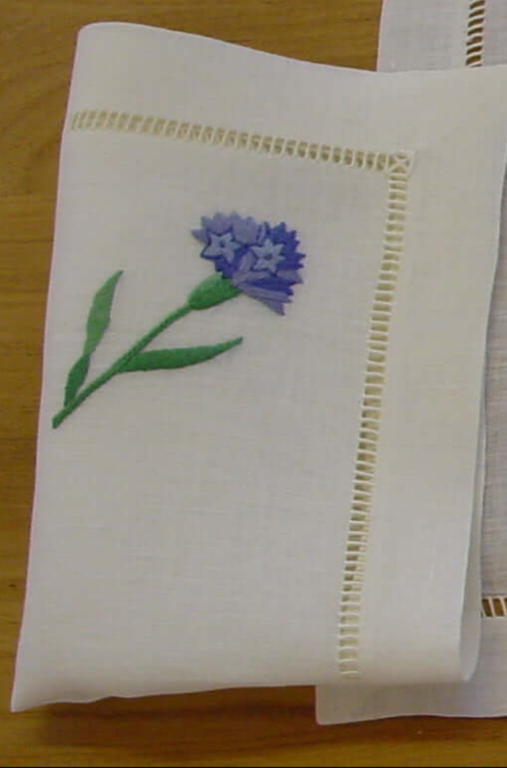 Leinenserviette bestickt mit Kornblumen, 40x40cm, kunstvoll gestickt in verschiedenen Blautönen.