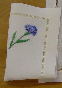 Leinenserviette bestickt mit Kornblumen, 40x40cm, kunstvoll gestickt in verschiedenen Blautönen.