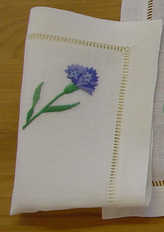Leinenserviette bestickt mit Kornblumen, 40x40cm, kunstvoll gestickt in verschiedenen Blautönen.