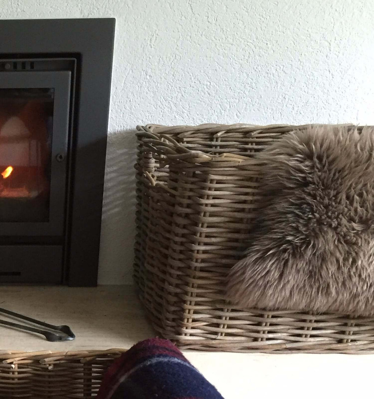 durch die Rechteckform platzsparend verwendbarer Korb aus Rattan mit Griffaussparungen. Kaminholzkörbe Lech Rattan grau, Brennholzkörbe in meiner Nähe, Brennholzkörbe zu verkaufen, Brennholzkörbe, Schwerlast-Holzkorb.