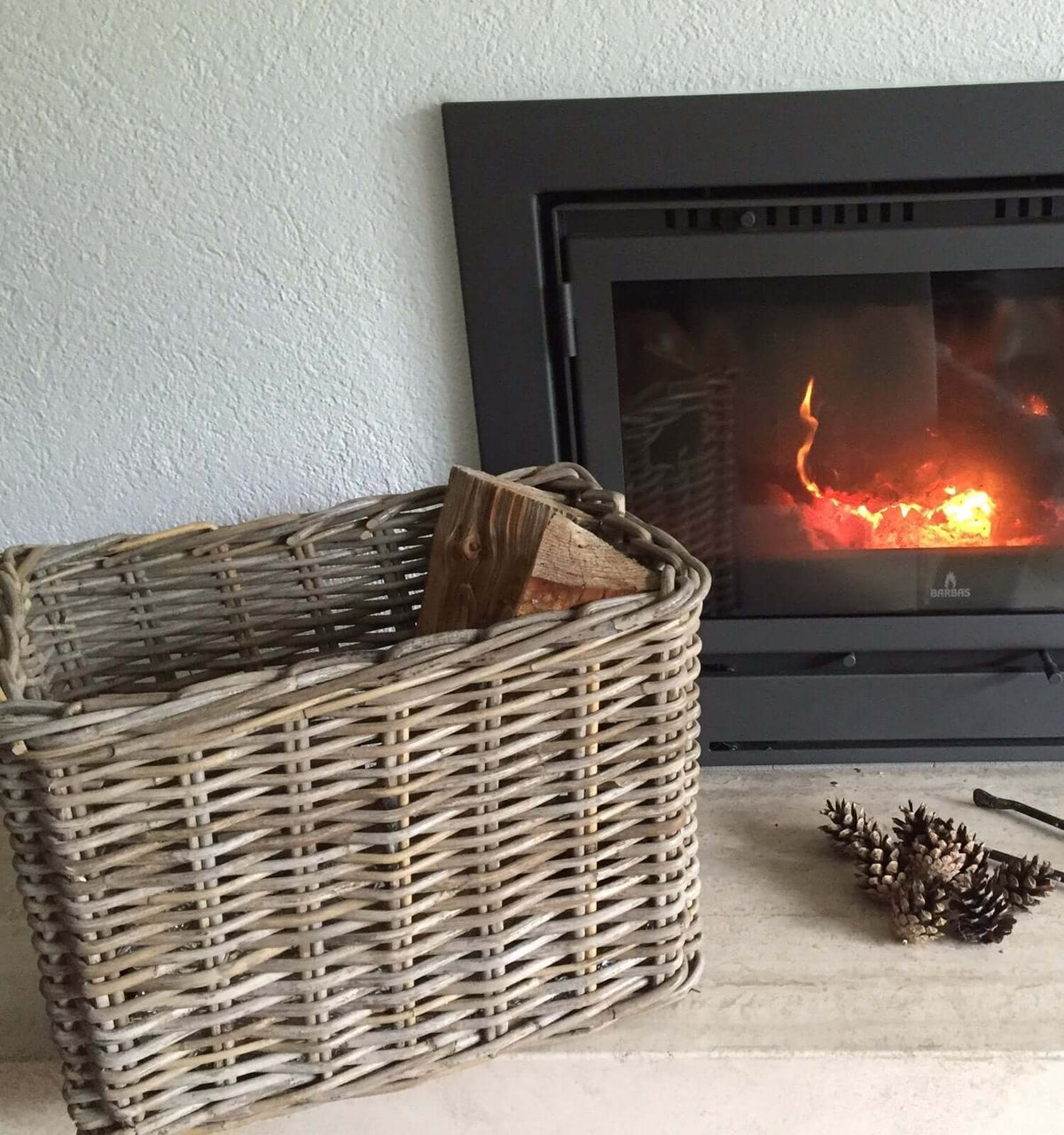 Rattankorb in praktischer Rechteckform mit eingeflochtenen Griffaussparungen. Kaminholzkörbe Lech Rattan grau, Brennholzkörbe in meiner Nähe, Brennholzkörbe zu verkaufen, Brennholzkörbe, Schwerlast-Holzkorb.