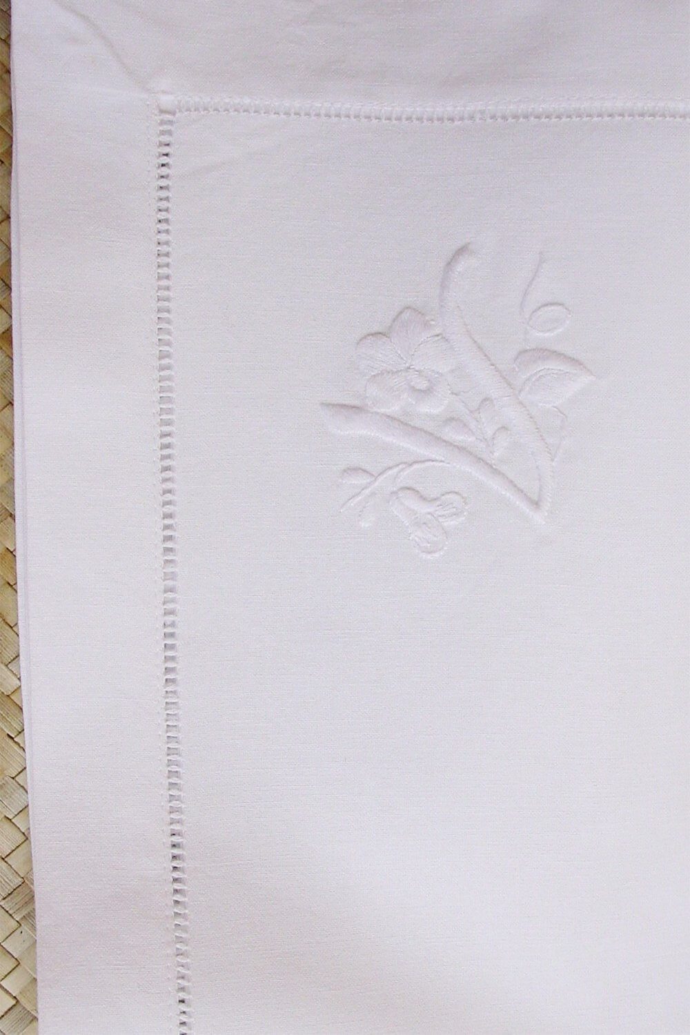 handgestickte Monogramm Stoffserviette Baumwolle weiß mit Buchstabe V