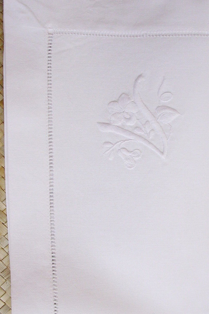 handgestickte Monogramm Stoffserviette Baumwolle weiß mit Buchstabe V